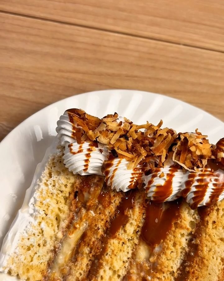 Rebanada de pastel de capitas con dulce de leche