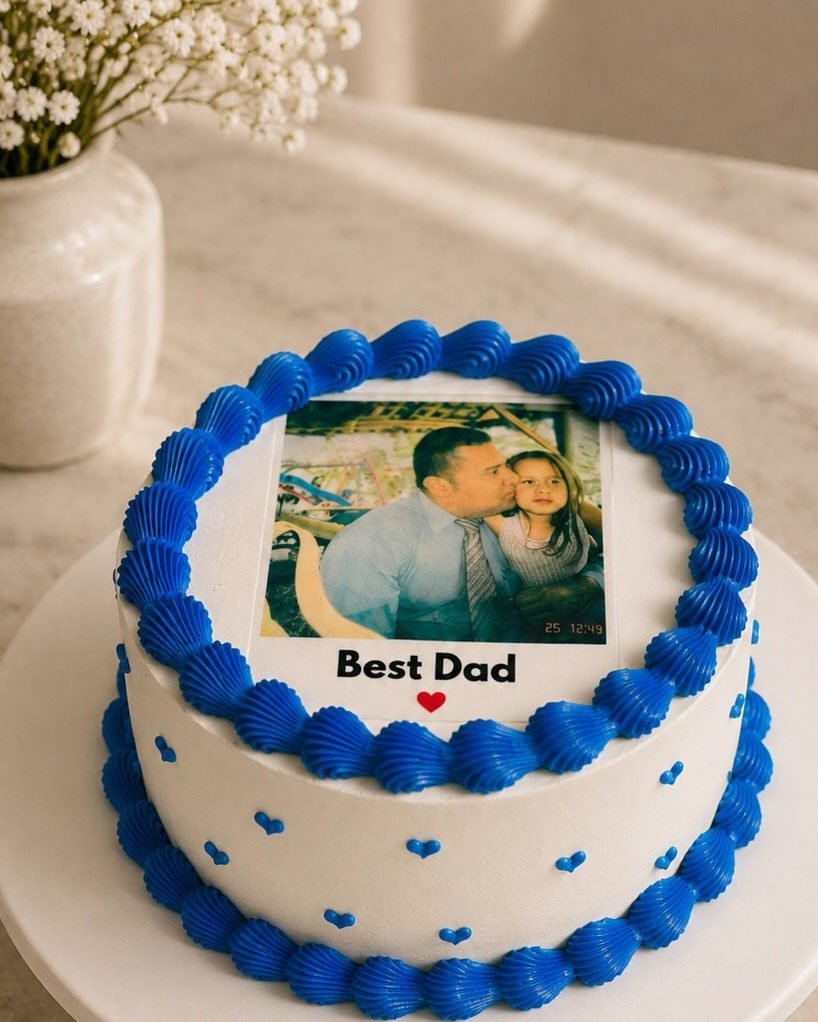 Pastel azul y blanco con foto comestible para el Día del Padre