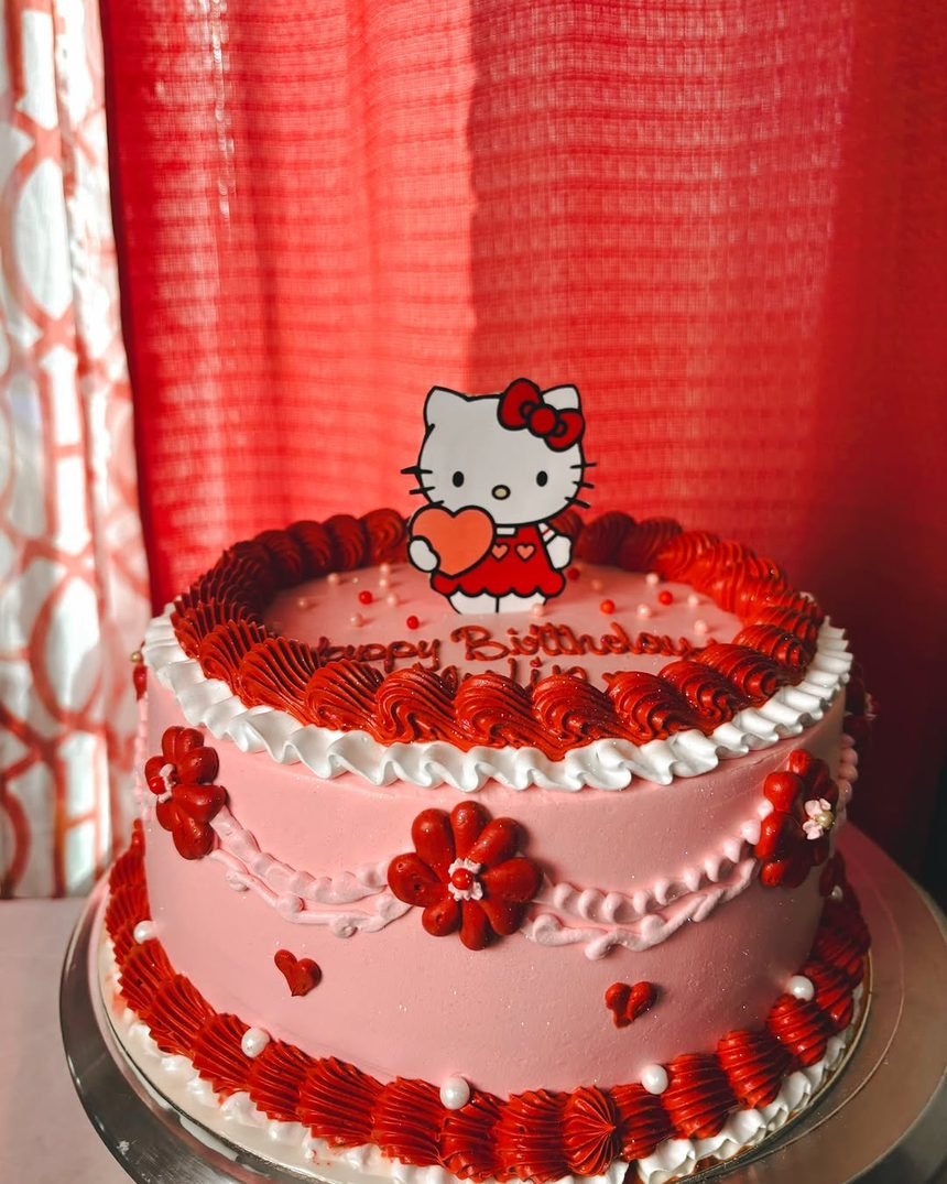 Pastel de cumpleaños de Hello Kitty en rojo y rosa