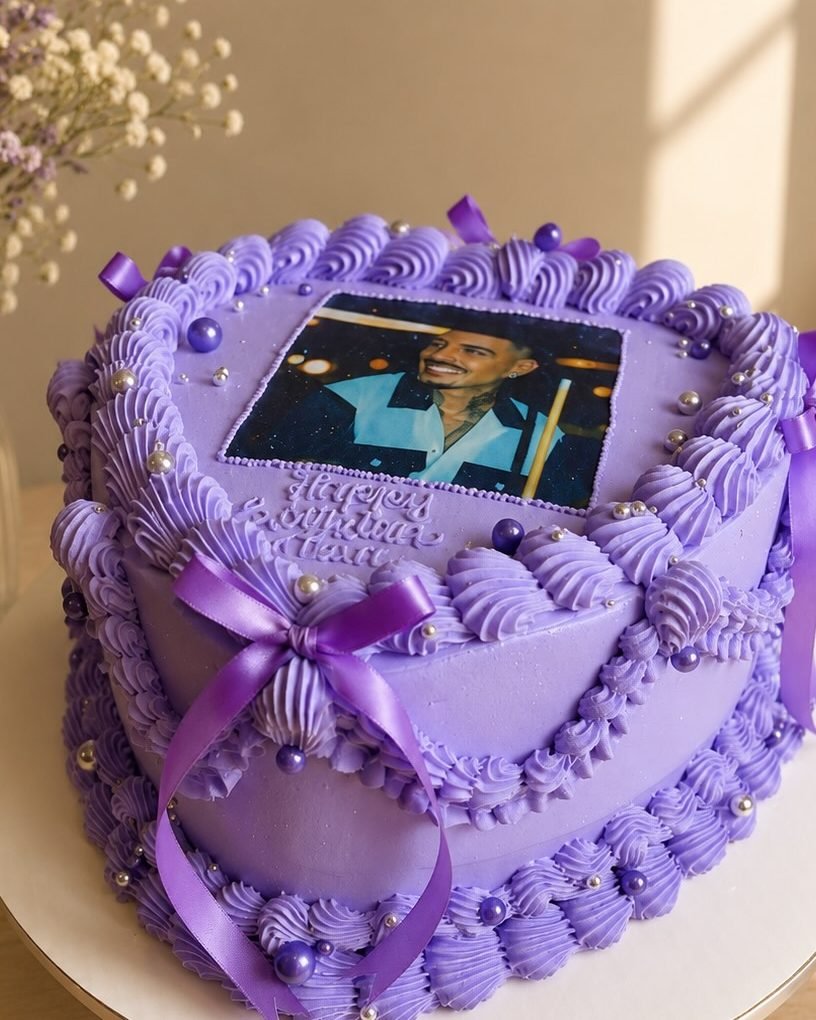 Pastel morado con lazo y foto comestible