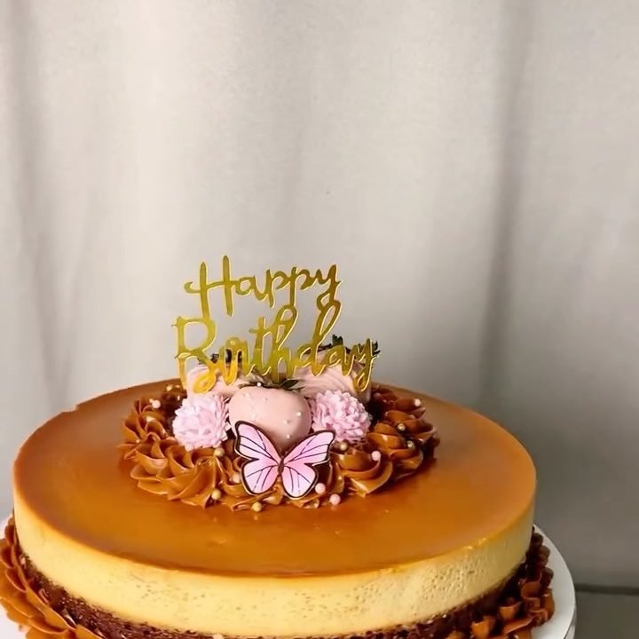 Cheesecake decorado con mariposas