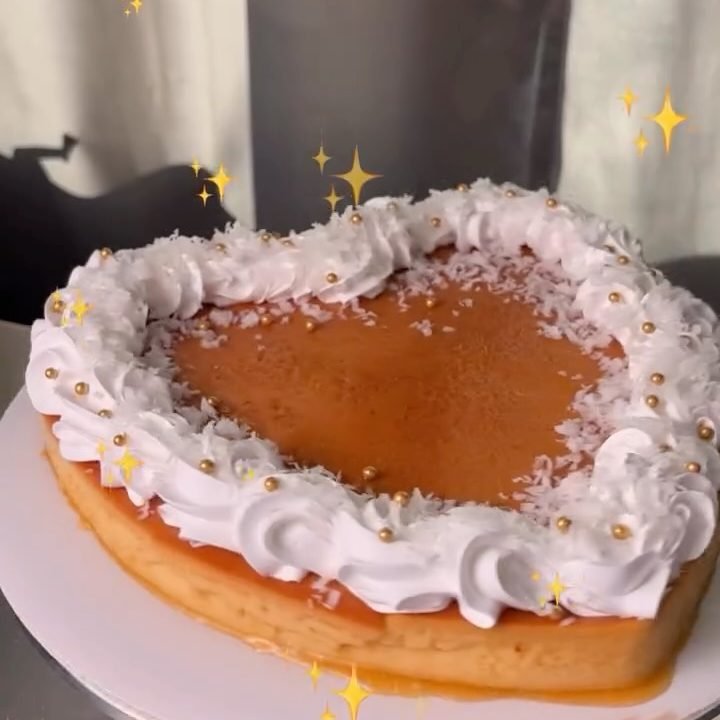 Flan casero con forma de corazón